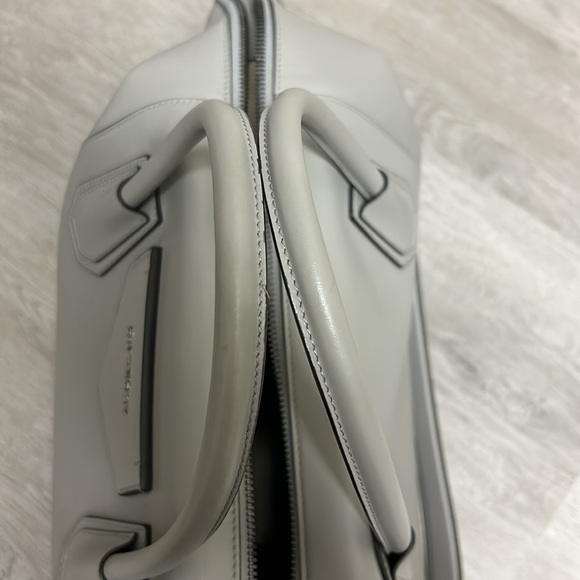 Givenchy Antigona soft medium leather satchel - Picture 9 of 13